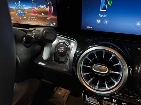 Used 2025 Mercedes-Benz GLB 250 4MATIC image 27