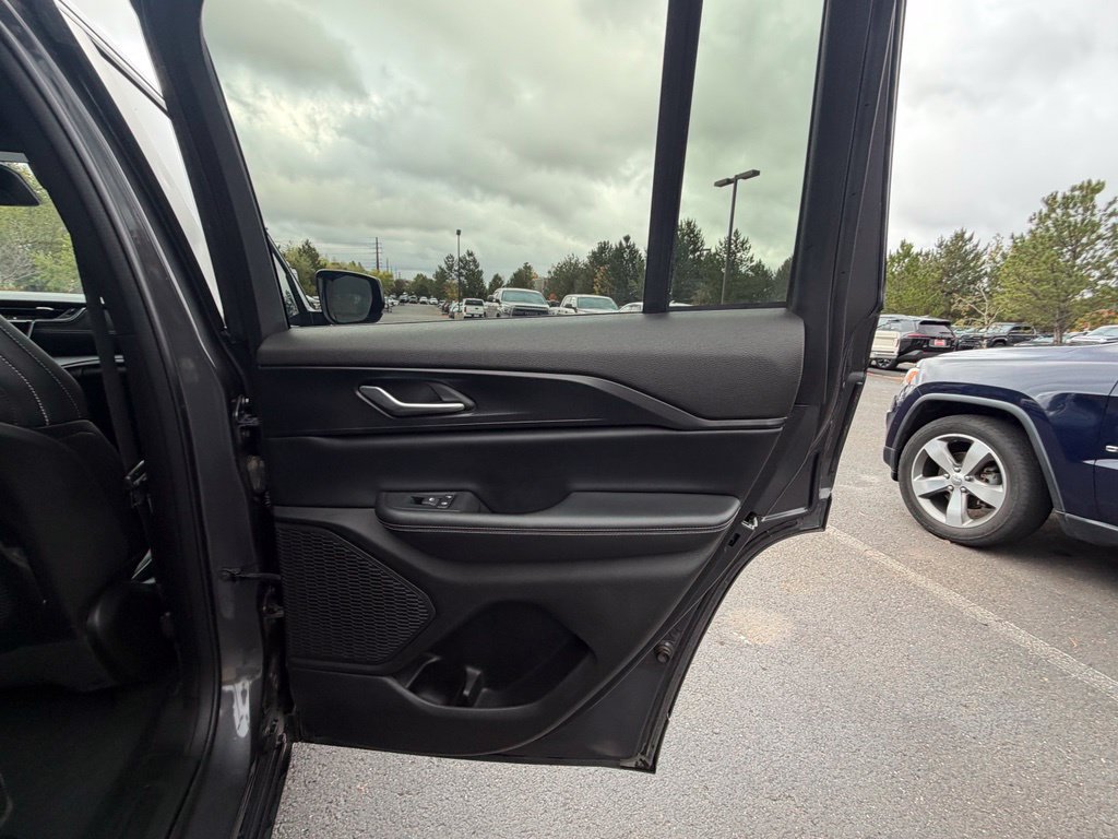 Used 2024 Jeep Grand Cherokee Altitude AWD/4WD image 13