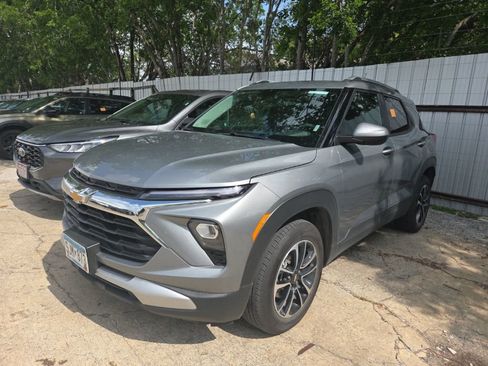 Used 2025 Chevrolet TrailBlazer LT AWD/4WD image 1