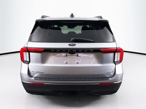 Used 2025 Ford Explorer Active AWD/4WD image 6