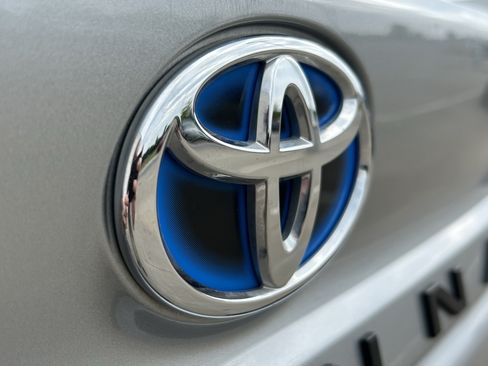 Certified 2025 Toyota Sienna XLE FWD image 7