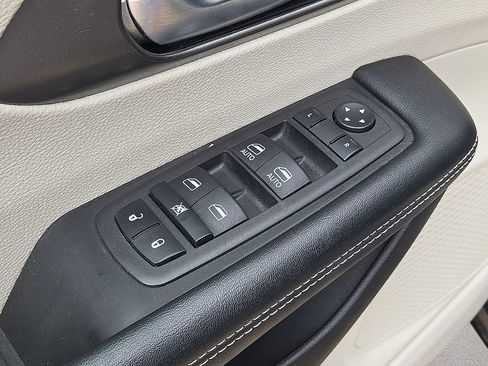 Used 2023 Chrysler Pacifica Touring-L FWD image 22