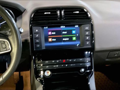 Used 2017 Jaguar XE Premium image 6