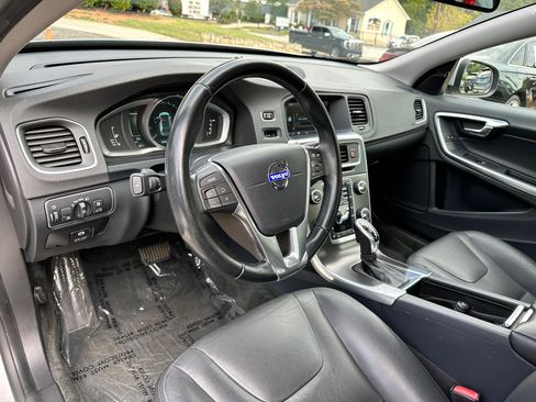 Used 2015 Volvo V60 T5 Platinum image 17