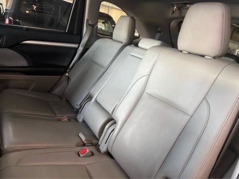 Used 2019 Toyota Highlander XLE AWD/4WD image 35