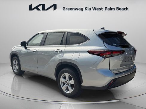 Used 2024 Toyota Highlander LE FWD image 5