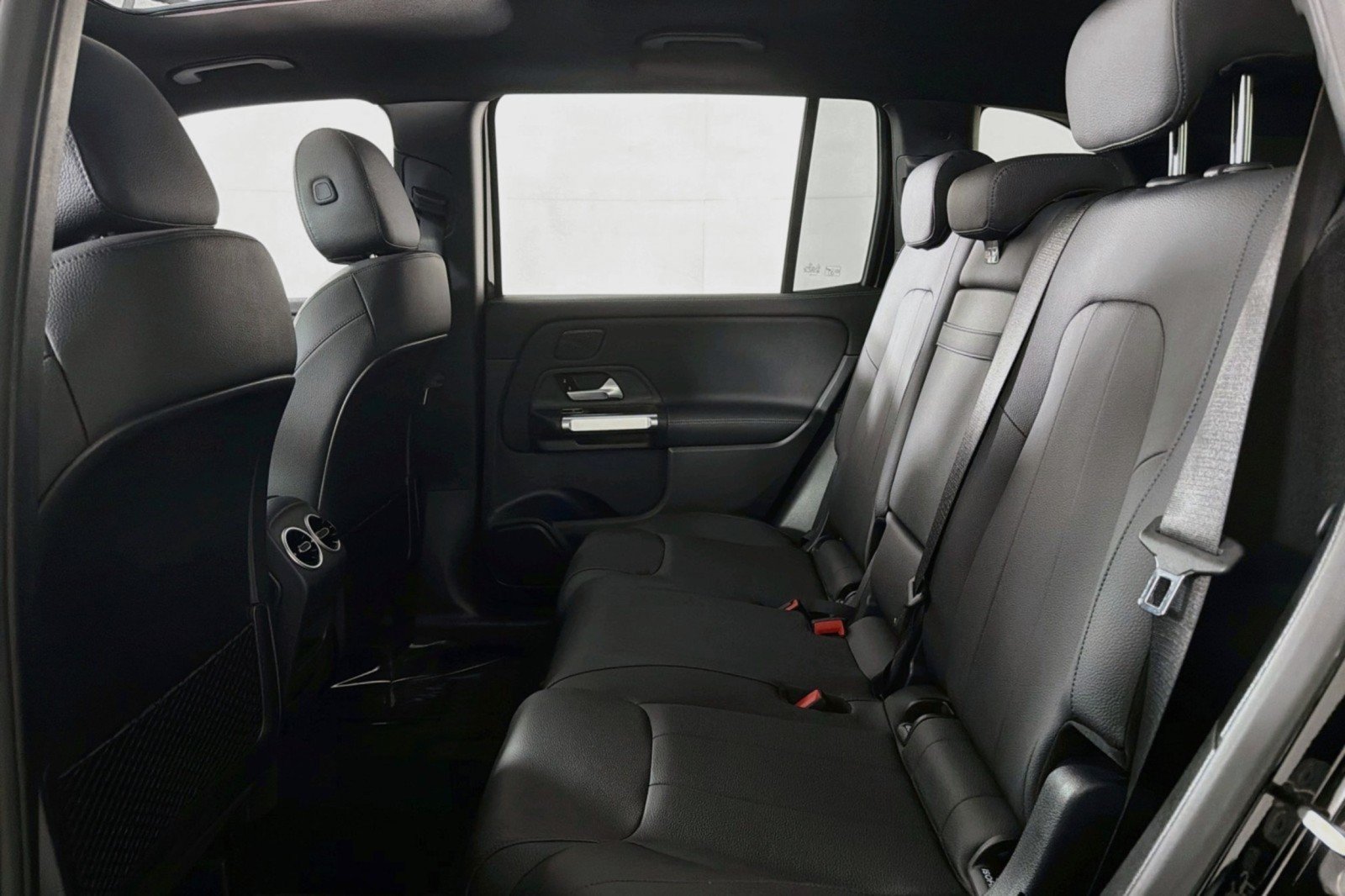 Used 2024 Mercedes-Benz GLB 250 4MATIC image 8