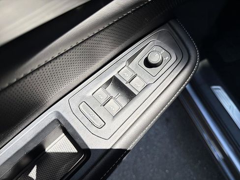 Used 2025 Volkswagen Atlas Cross Sport SE FWD image 9