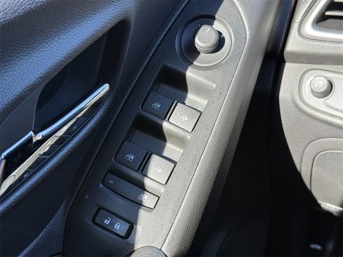 Used 2022 Chevrolet Trax LT w/ LT Convenience Package image 22