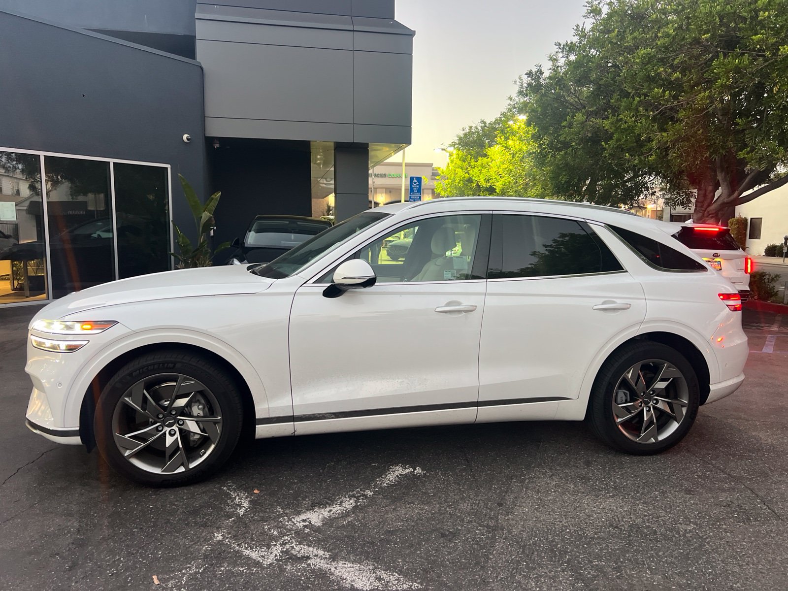 Used 2025 Genesis Electrified GV70 AWD/4WD image 2