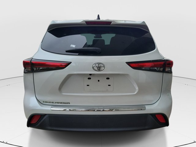 Used 2022 Toyota Highlander L FWD image 5