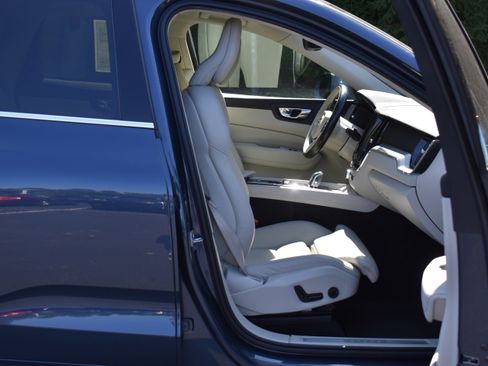 Used 2019 Volvo XC60 T8 Momentum w/ Advanced Package image 27