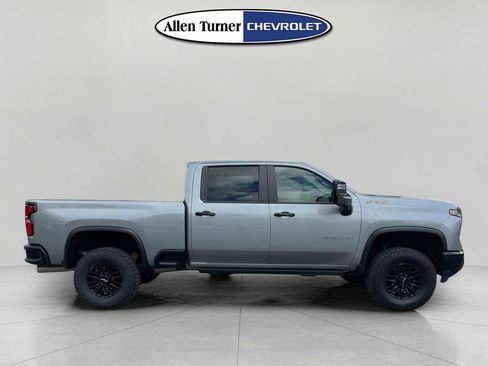 Used 2025 Chevrolet Silverado 2500 ZR2 AWD/4WD image 3
