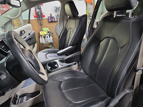 Used 2020 Chrysler Pacifica Limited w/ Tire & Wheel Group image 15