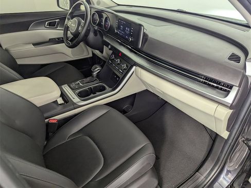 Used 2022 Kia Carnival LX image 34