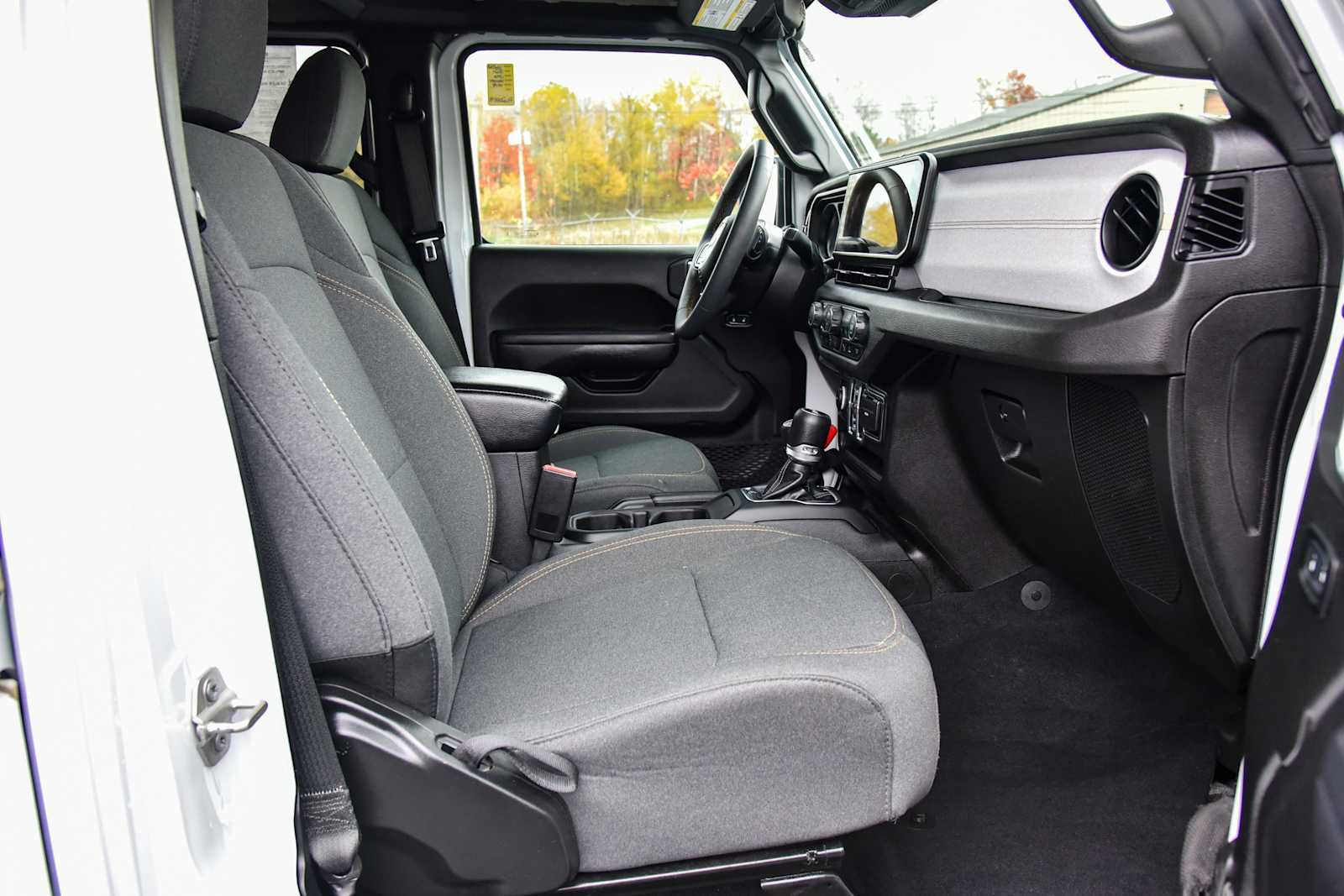 Certified 2024 Jeep Wrangler Unlimited w/ Convenience Group AWD/4WD image 9