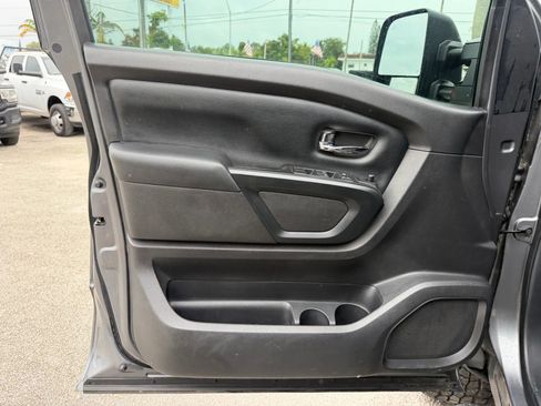 Used 2018 Nissan Titan SV w/ SV Convenience Package AWD/4WD image 9