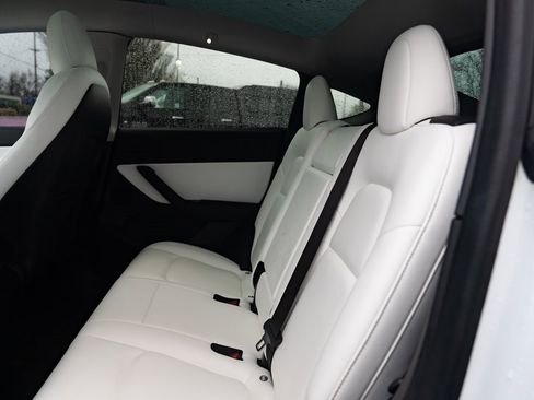 Used 2020 Tesla Model Y Long Range image 20