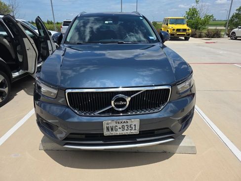 Used 2021 Volvo XC40 T4 Momentum w/ Protection Package Premier FWD image 3