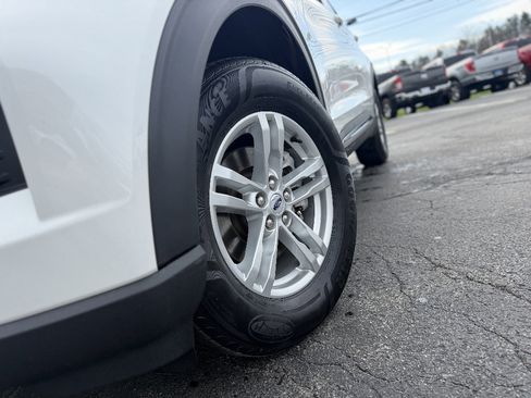 Certified 2023 Ford Explorer XLT w/ Class IV Trailer Tow Package image 2