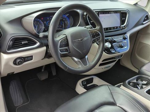 Used 2023 Chrysler Pacifica Touring-L FWD image 9