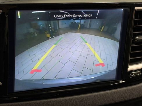 Used 2024 Chrysler Pacifica Touring-L FWD image 17