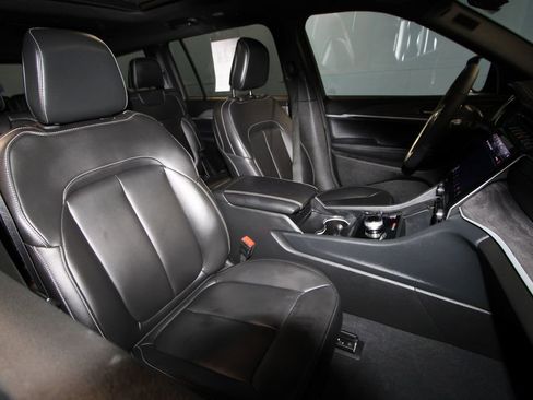 Used 2025 Jeep Grand Cherokee L Limited w/ Black Appearance Package image 24