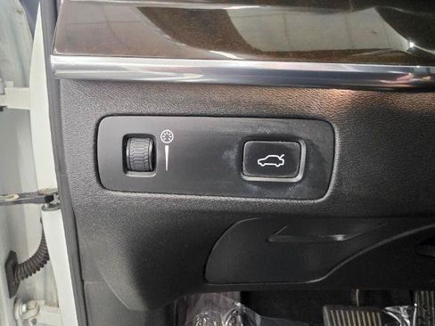 Used 2018 Volvo XC90 T6 Momentum w/ Convenience Package AWD/4WD image 15