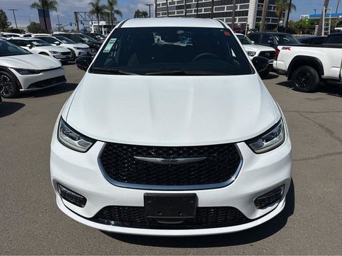 Used 2024 Chrysler Pacifica Touring image 2