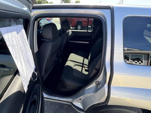 Used 2010 Chevrolet HHR LT FWD image 26