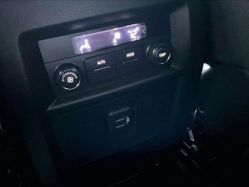 Used 2023 Chevrolet Traverse LT image 11