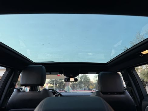 Used 2019 Land Rover Range Rover Evoque SE Premium image 38