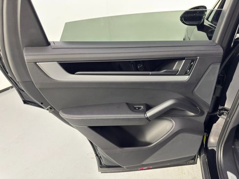 Used 2024 Porsche Cayenne w/ Premium Package image 46