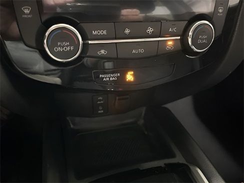 Used 2016 Nissan Rogue SV image 22