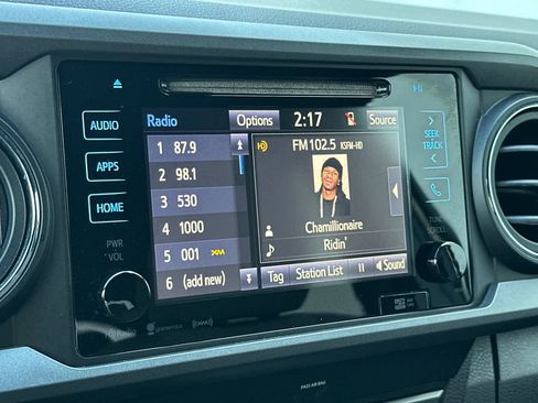 Used 2019 Toyota Tacoma TRD Off-Road w/ Technology Package image 18