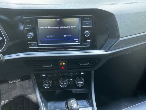 Used 2024 Volkswagen Jetta SE FWD image 16