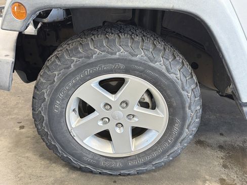 Used 2012 Jeep Wrangler Unlimited Sport AWD/4WD image 15