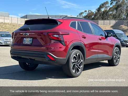Used 2025 Chevrolet Trax RS w/ Sunroof Package FWD image 6