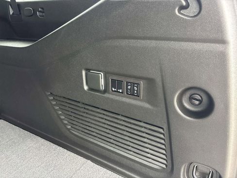 Used 2023 GMC Yukon XL Denali AWD/4WD image 17