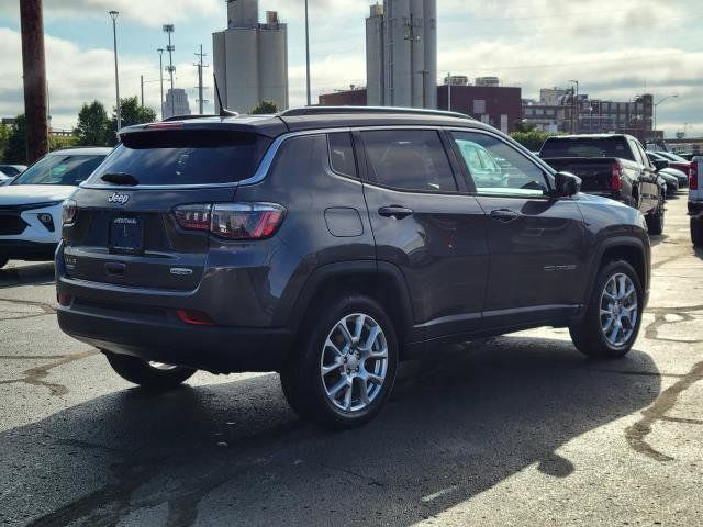 Used 2023 Jeep Compass Latitude AWD/4WD image 2
