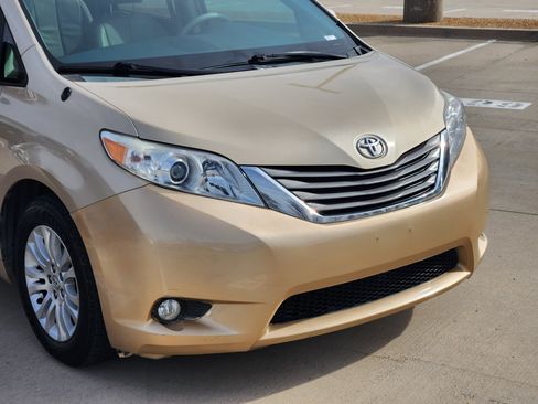 Used 2014 Toyota Sienna XLE image 7