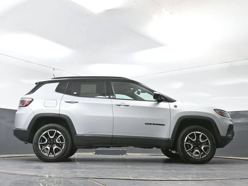 Used 2024 Jeep Compass Trailhawk AWD/4WD image 49