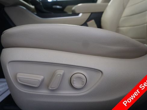 Used 2023 Toyota Highlander XLE AWD/4WD image 7