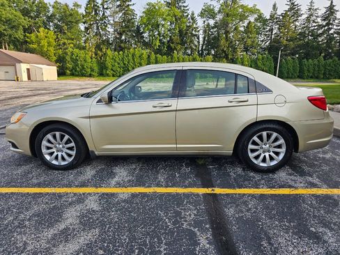 Used 2011 Chrysler 200 Touring FWD image 4