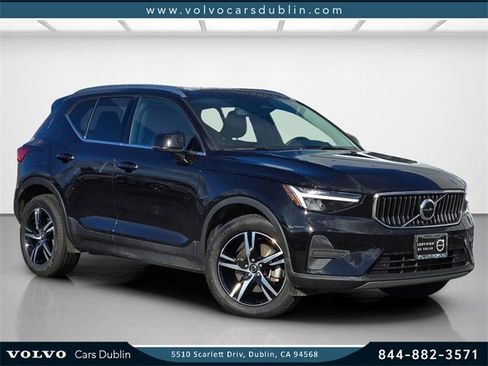Certified 2025 Volvo XC40 B5 Core image 1