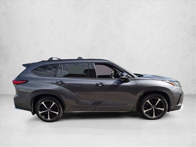 Used 2021 Toyota Highlander XSE AWD/4WD image 4