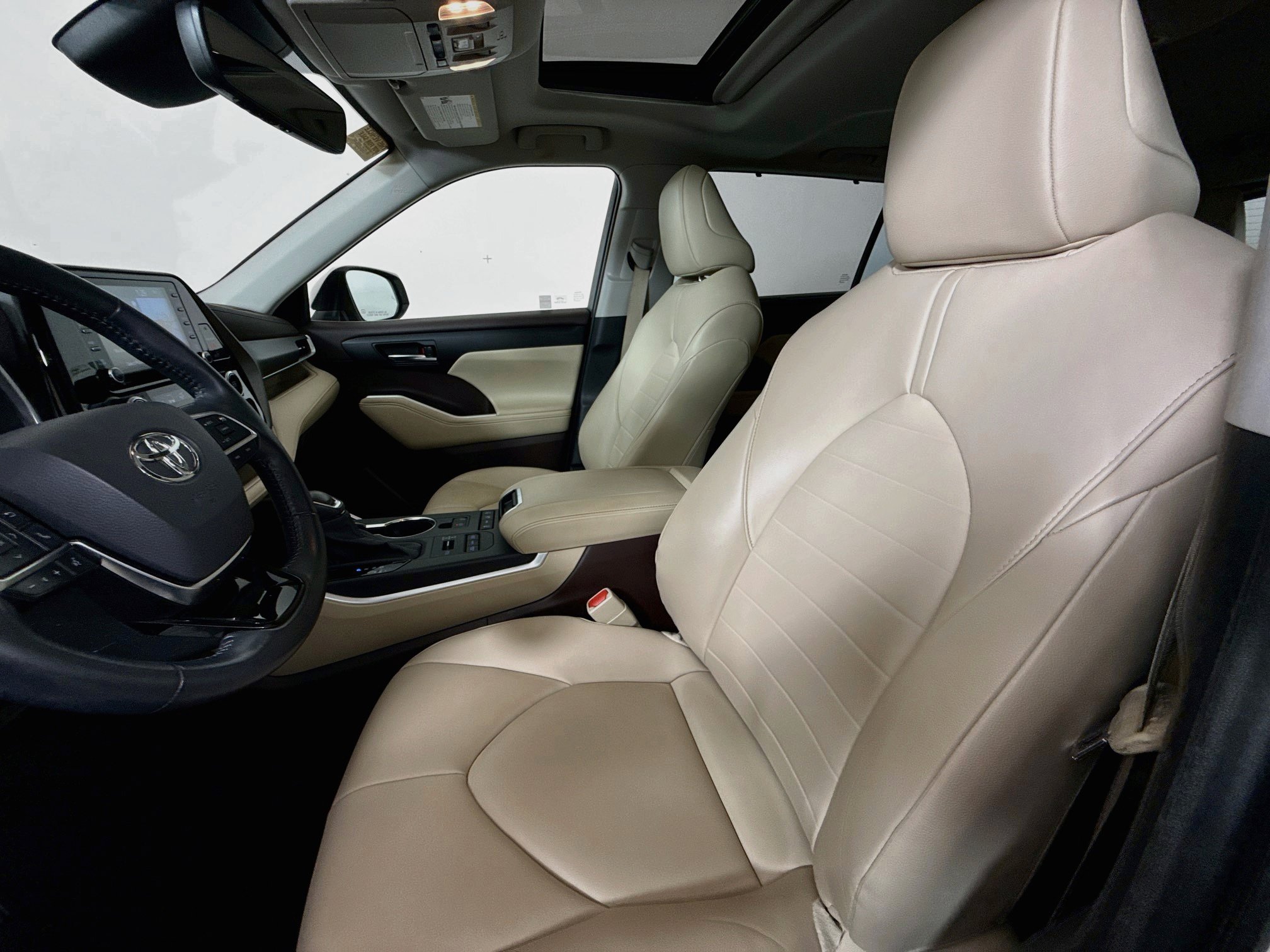 Used 2020 Toyota Highlander XLE AWD/4WD image 11