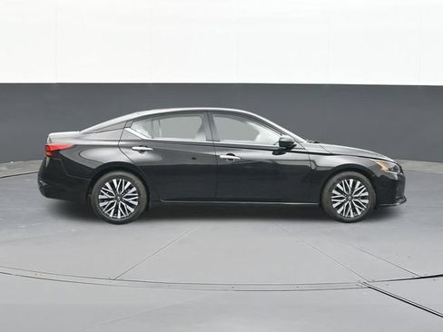 Used 2025 Nissan Altima 2.5 SV FWD image 16