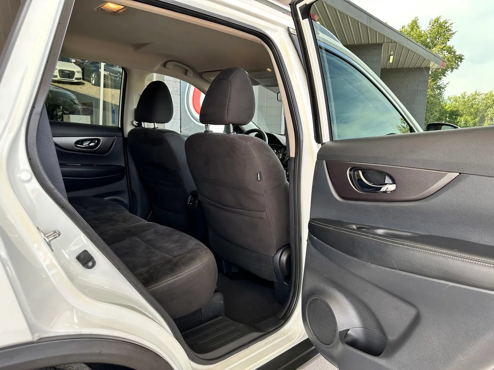 Used 2016 Nissan Rogue SV AWD/4WD image 16