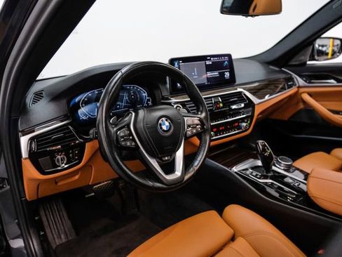 Used 2022 BMW 530e w/ Premium Package image 3